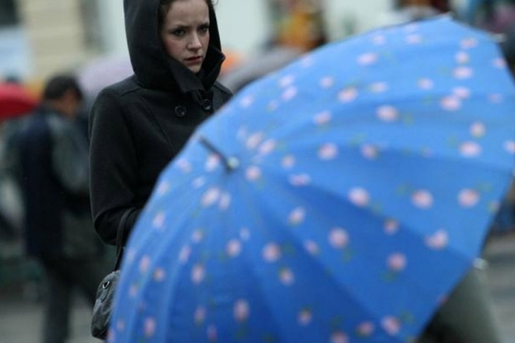 Oblačno sa slabom kišom, temperatura do 15