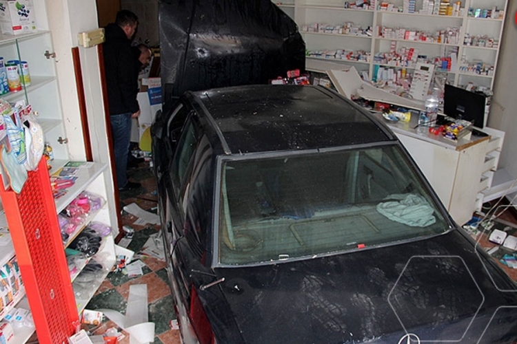 Mostar: Automobilom u apoteku