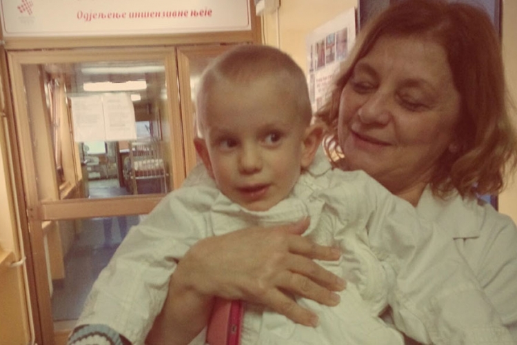 Hrabri Viktor treći rođendan proslavio sa doktoricama i sestrama koje su mu spasile život
