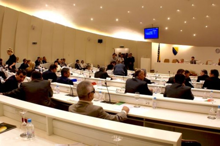 U četvrtak nova parlamentarna inicijativa: Zabraniti djelovanje svih ekstremnih grupa u BiH



