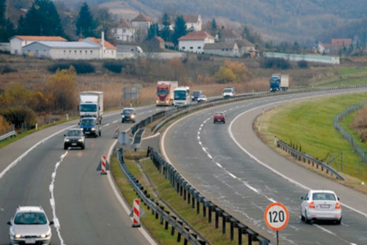 Pretežno suvi kolovozi, na granicama bez gužve