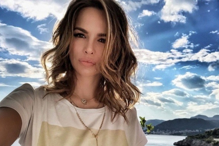 Severina u uskim trapericama mami uzdahe (FOTO)