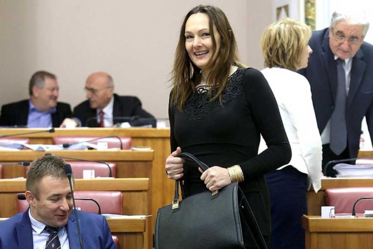Ružica Vukovac u Sabor došla u kratkoj suknji i čizmama do koljena (FOTO)