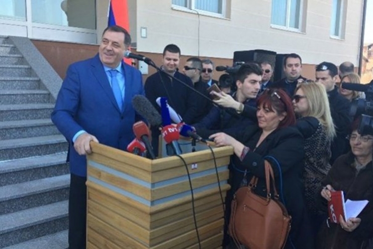 Dodik na Palama otvorio studentski dom nazvan po Radovanu Karadžiću