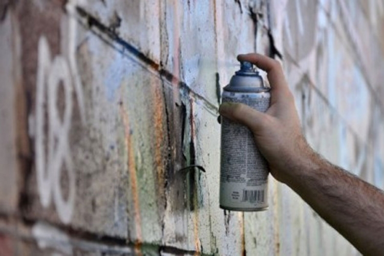 Na fasadi pozorišta svake sedmice osvane grafit