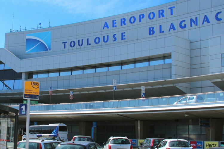 


Završena evakuacija aerodroma u Tuluzu, putnici se vraćaju u zgradu
