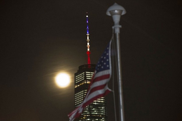 World Trade Center bio obasjan pogrešnim bojama zastave (FOTO)