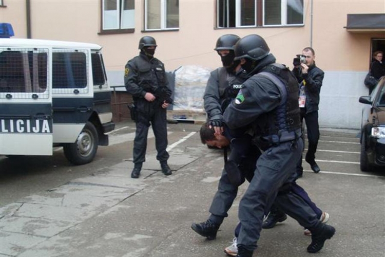 Tuzla: Oružje i droga pronađeni u pretresu