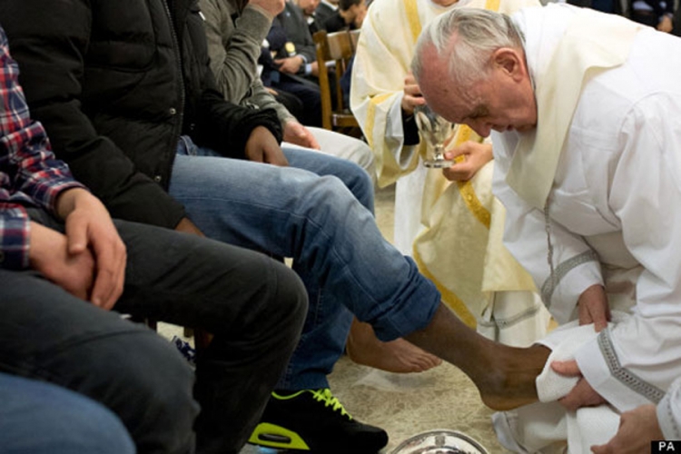 Papa Franja oprao i poljubio noge migrantima (VIDEO)