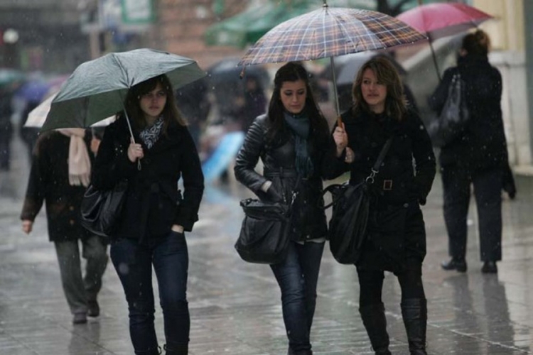Oblačno uz povremenu kišu, temperatura do 17