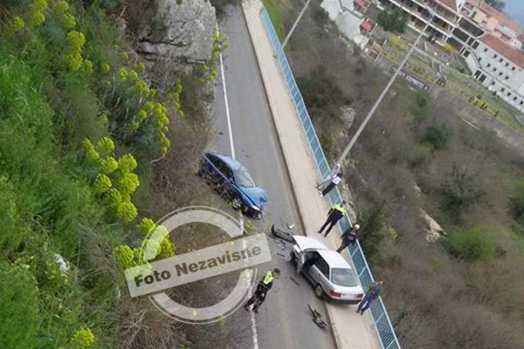 Preticao preko pune linije, policajac lakše povrijeđen u sudaru