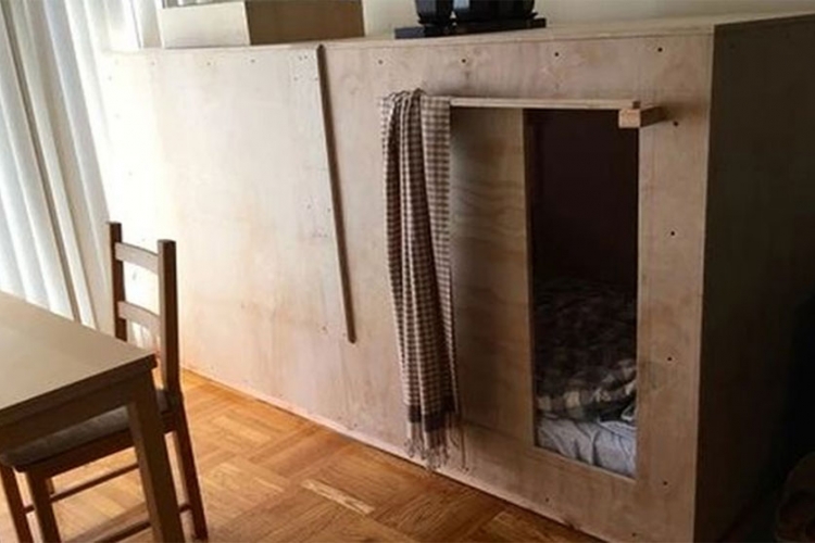 Živi u kutiji kod prijatelja i plaća kiriju 400 dolara