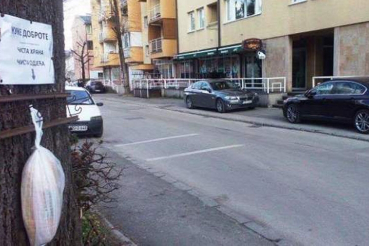 Humanitarna akcija u Banjaluci: "Kuke dobrote" po drveću