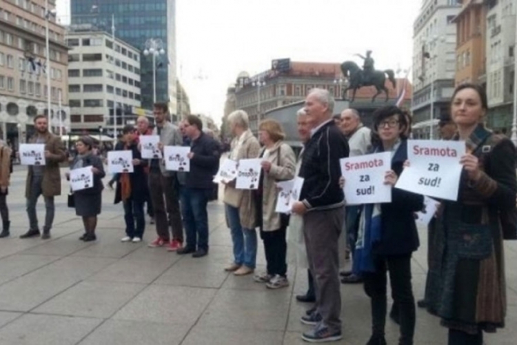 Desetak ljudi na protestu u Zagrebu protiv presude Šešelju


