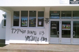 Čelinac: Uvredljivi grafiti na školi