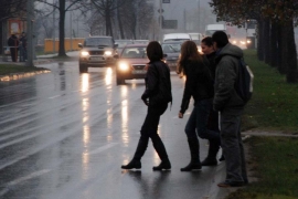 Vlažni i klizavi kolovozi, magla smanjuje vidljivost