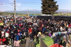 Stotine migranata pokušava da probije ogradu u Idomeniju, policija ih gađa suzavcem (VIDEO)