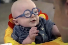 Reakcija bebe koja prvi put u životu jasno vidi svoju majku (VIDEO)
