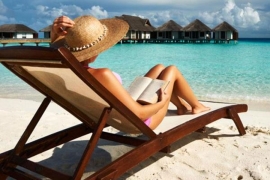 10 knjiga koje možete pročitati na plaži ovog ljeta