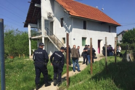 Beograd: Policija upala u kuću i izvela zabarikadirane migrante