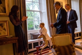 Princ Džordž u pižami dočekao Baraka i Mišel Obamu