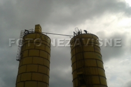 Jedan radnik "Tuzla kvarca" sišao sa silosa i razgovara sa ministrom ...