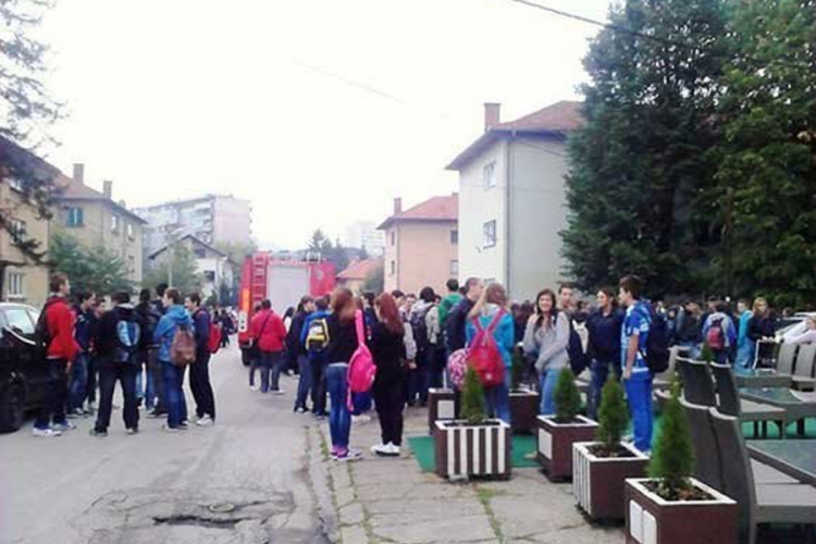 Prvoaprilska šala u Bihaću: Evakuacija zbog lažne dojave o bombi