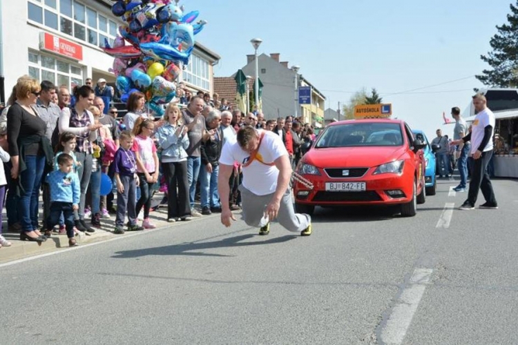 Bjelovarski div vukao 6 automobila istovremeno