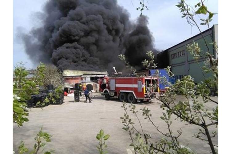 Vatra guta objekte u industrijskoj zoni Šejkovača