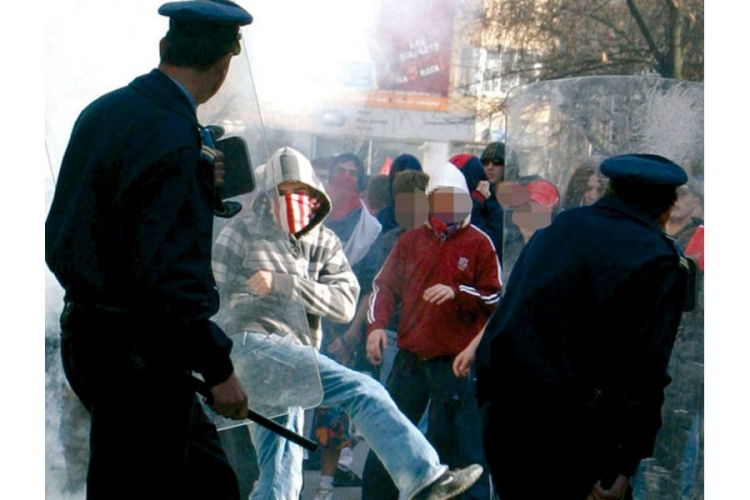 Policajci predaju učenicima, nastavnicima i roditeljima