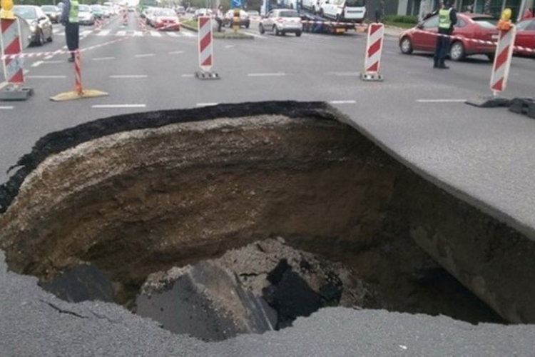 Zagreb: Otvorila se ogromna rupa u centru grada (FOTO)