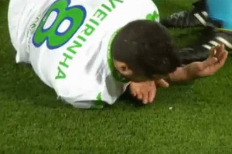 Fudbaler Volfsburga skupljao zube po travi (VIDEO)