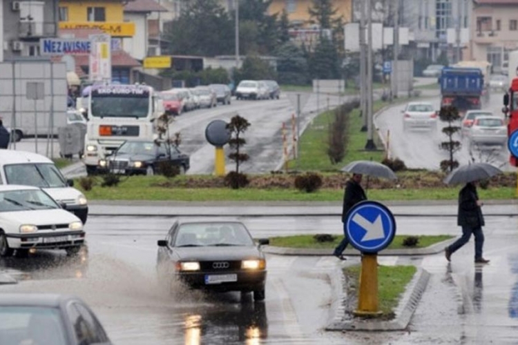 Sutra oblačno sa slabom kišom