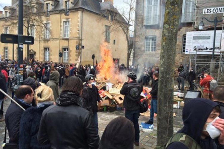 U sukobima francuske policije i demonstranata 19 povrijeđenih