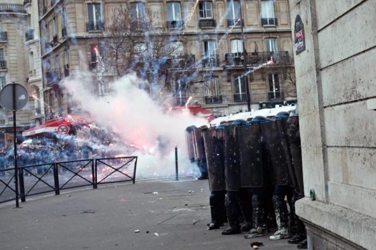 Sukobi demonstranata i policije širom Francuske (VIDEO)