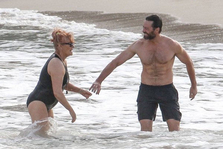 Hju Džekmen proslavio 20 godina braka sa suprugom Deborom na plaži


