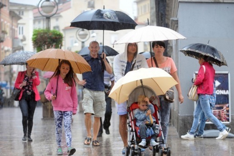 Oblačno uz pljuskove i grmljavinu, temperatura do 23