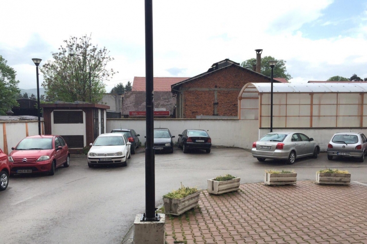 Banjaluka: Nesavijesni vozači blokiraju parking stanara (FOTO)