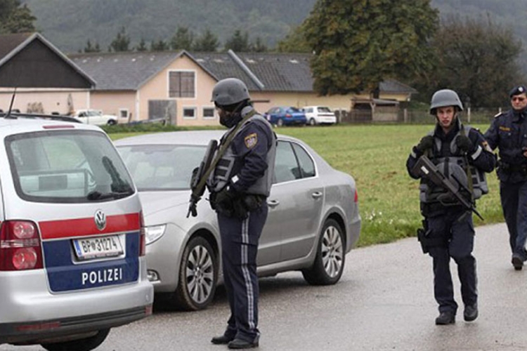 Austrija: Uhapšen vozač kombija u kojem je bilo zbijeno 27 migranata