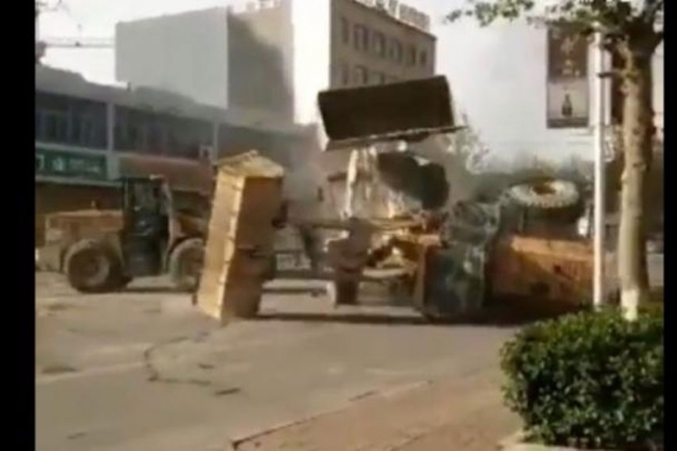 Kina: Radnici dvije firme se potukli buldožerima (VIDEO)