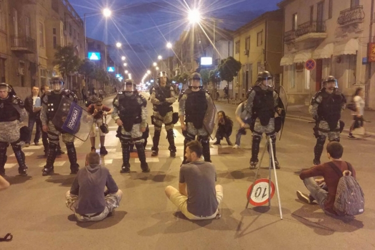 Skoplje: Policija spriječila demonstrante da dođu do zgrade Vlade (VIDEO)