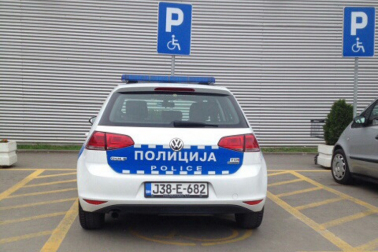 Kažnjen policajac koji je parkirao na mjestu za osobe sa invaliditetom