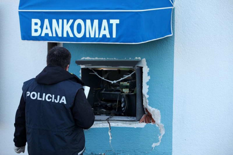 Tuzla: Opljačkana tri bankomata