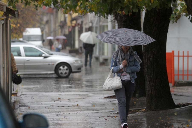 U nedjelju oblačno s kišom, krajem dana moguća susnježica