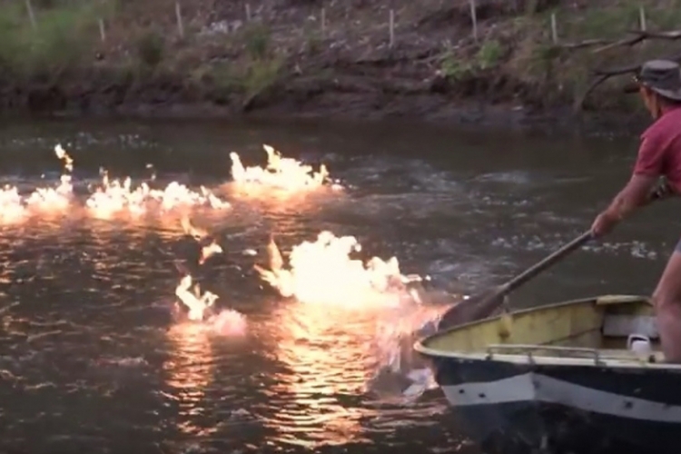 Gorjela rijeka u Australiji (VIDEO)