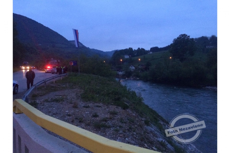Banjaluka: Autom sletjeli u Vrbas, potraga za djevojkom