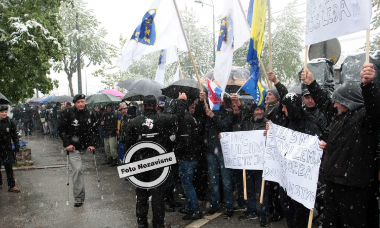 Borci okončali proteste u Sarajevu: Rok od sedam dana za Vladu FBiH ili idu u blokadu granica (FOTO)