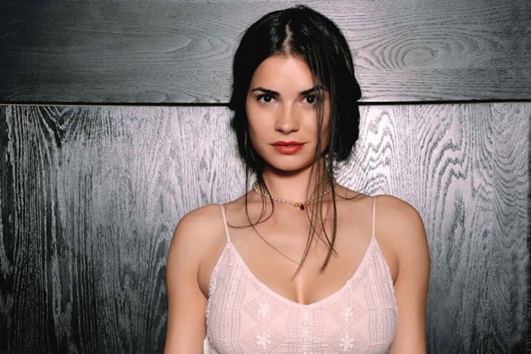 Divne loknice: Novi imidž Marije Karan (FOTO)