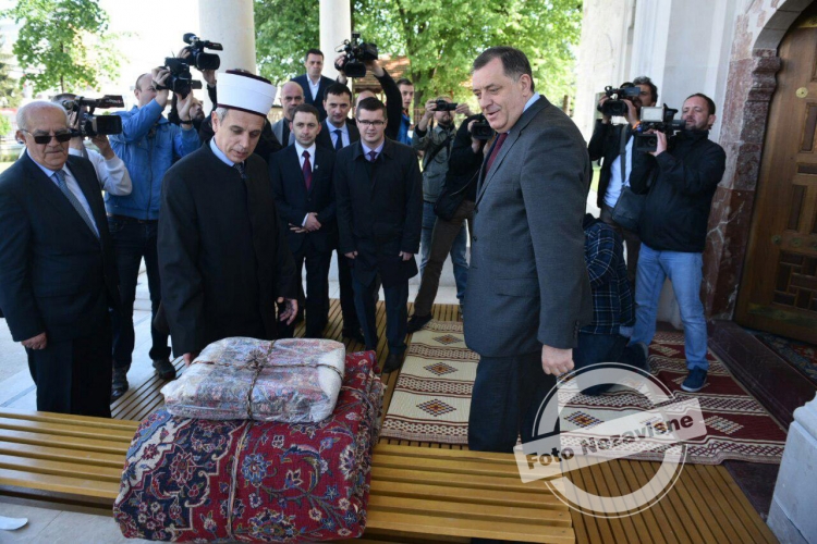Dodik poklonio ćilime za novoizgrađenu Ferhadiju (FOTO)