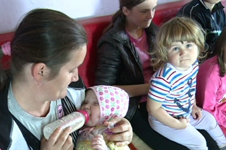 Sedmočlana porodica jedva preživljava, djeca spavaju na podu